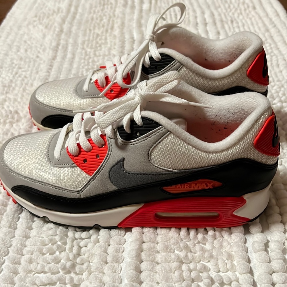 Nike Air Max 90
Infrared (W) Nike

WMNS AIR MAX 90 'OG' (2015)